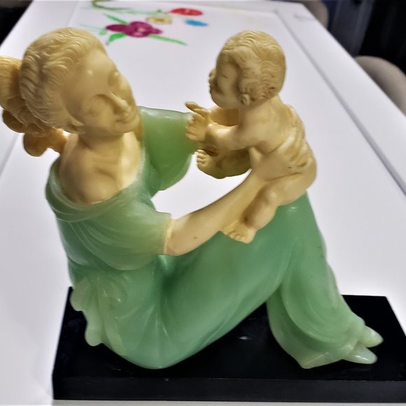 Beautiful Statuette of Mother and Child. Perfect for any decor. - Picture 5 of 6